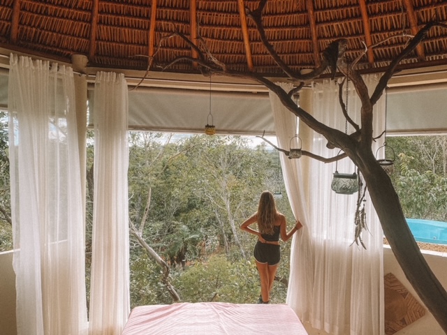 Jalapão Ecolodge: nossa cabana, aberta para mata. Construção sustentável feita com reuso de resíduos Jalapão Ecolodge: nossa cabana, aberta para mata. Construção sustentável feita com reuso de resíduos