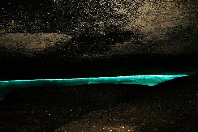 O que fazer em Ilha Grande: a única visão da gruta é o mar fluorescente.