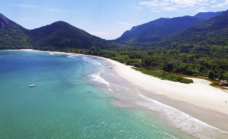 A extensa praia de Dois Rios, em Ilha Grande (FONTE: Curta RJ). A extensa praia de Dois Rios, em Ilha Grande (FONTE: Curta RJ).