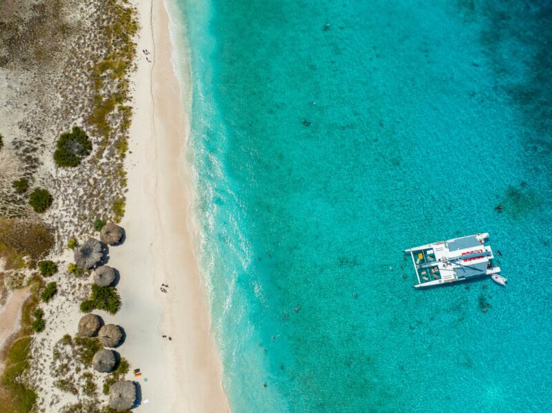 Dicas de Curaçao: tour de barco para quem não alugar carro. Crédito: Blue Finn Charters.