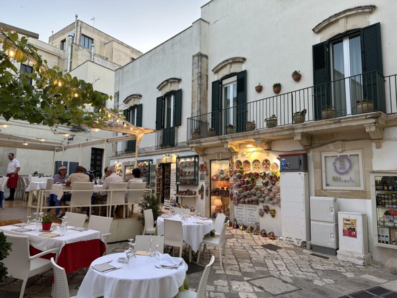 Restaurantes e lojas de artesanatos em Otranto, na Puglia