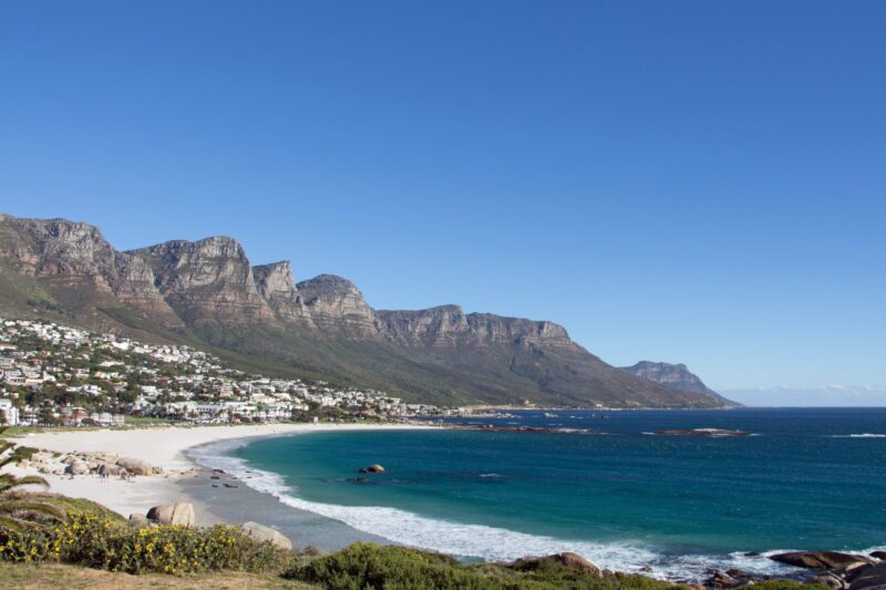 Melhores praias da Cidade do Cabo: Camps Bay (Foto: Wikimedia Commons)