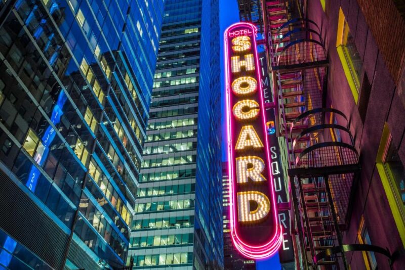 A fachada do Hotel Shorocard inspirada na Broadway