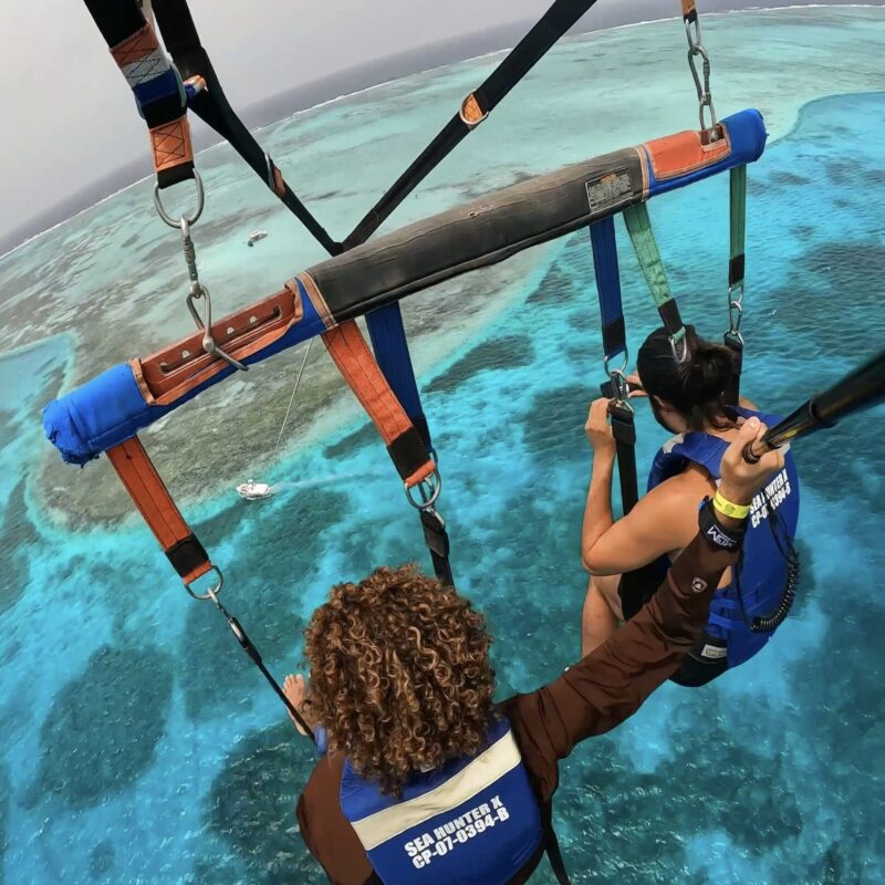 Parasailing em San Andrés: mar de 7 cores visto do alto