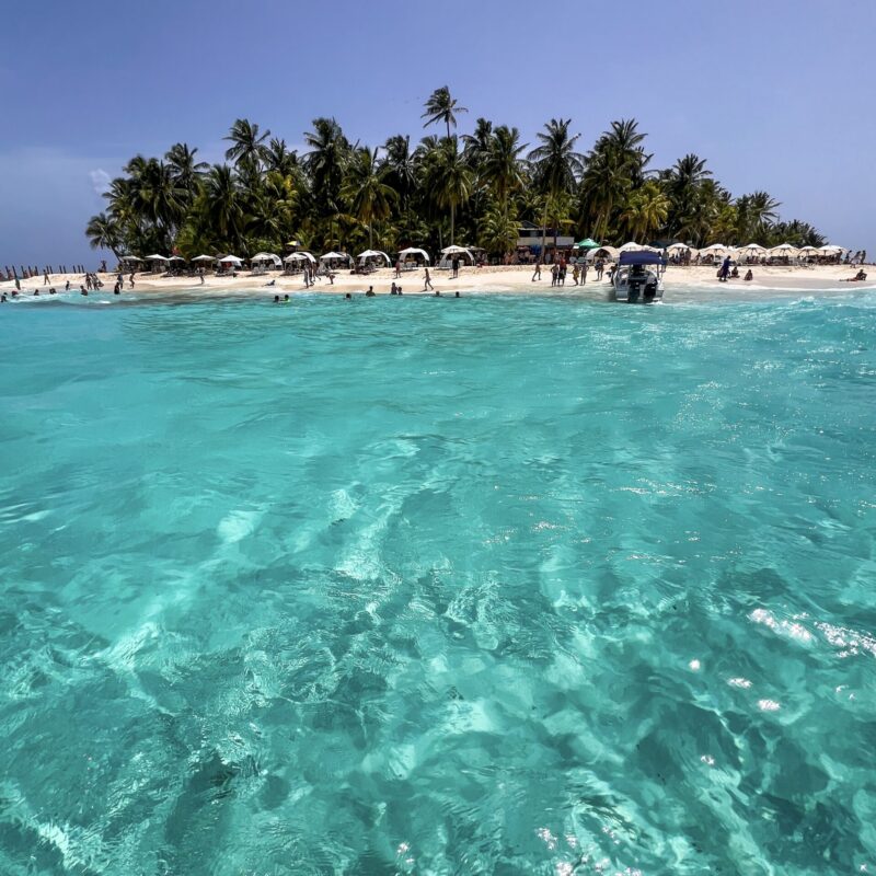 Johnny Cay é uma das paradas do passeio de barco em San Andrés