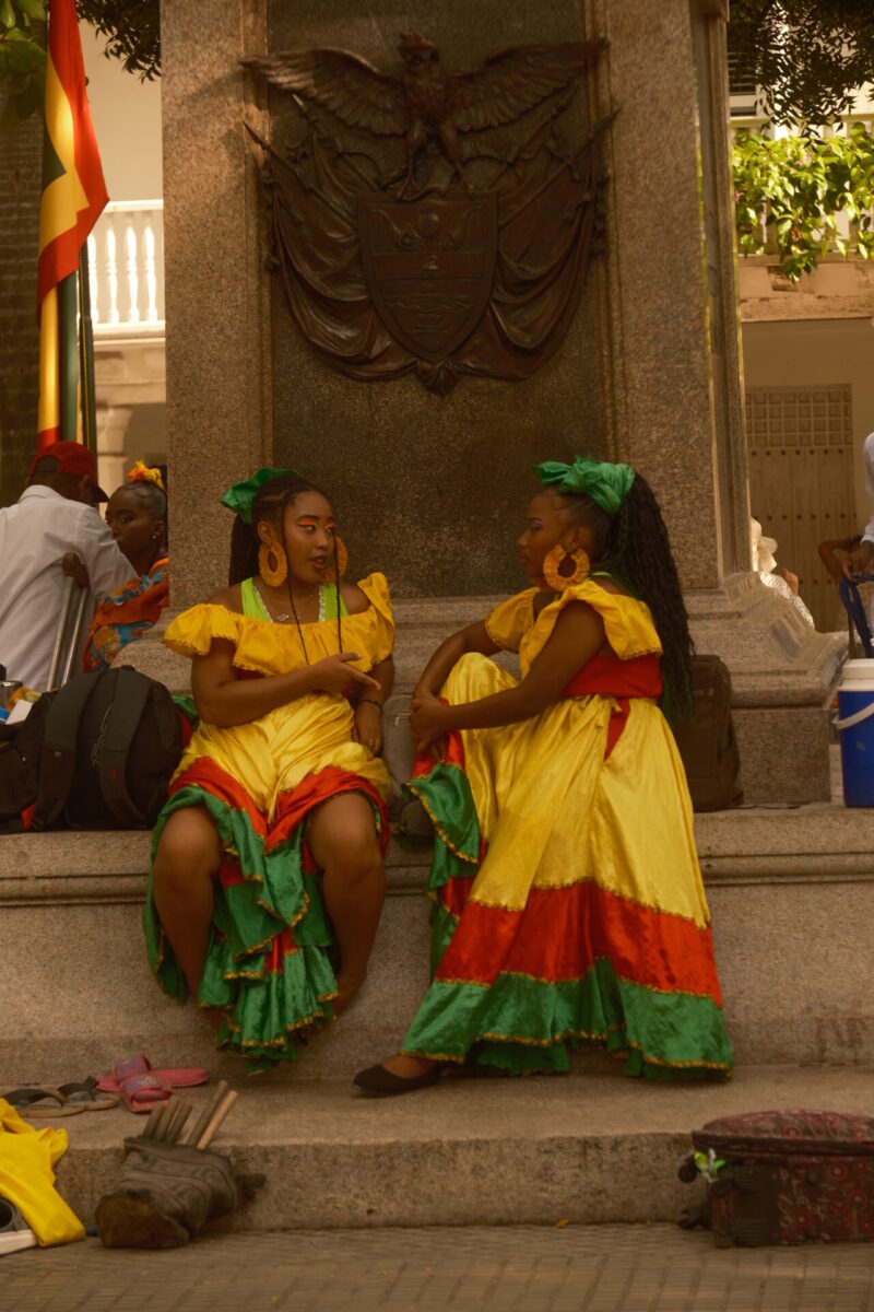 O que fazer em Cartagena: mulheres descansam depois de uma apresentação de dança na rua