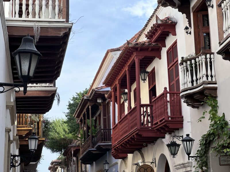 Ruas mais lindas de Cartagena: o casario da calle estanco del Tabaco, com sacadas coloniais