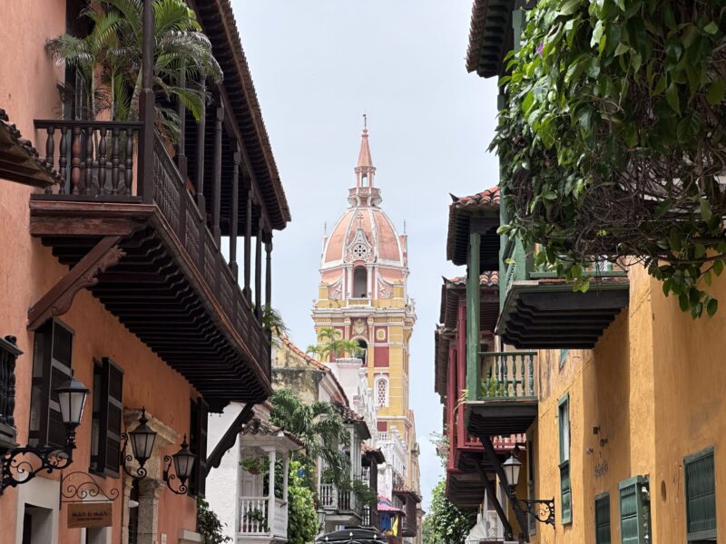 catedral de cartagena : torre vista ao fundo emoldura a vista da cidade