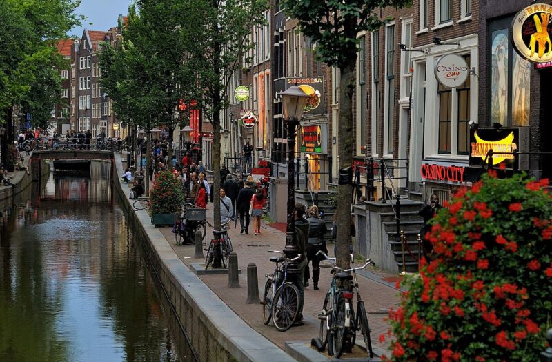 o que fazer em Amsterdam: a beleza arquitetônica do Red Light District