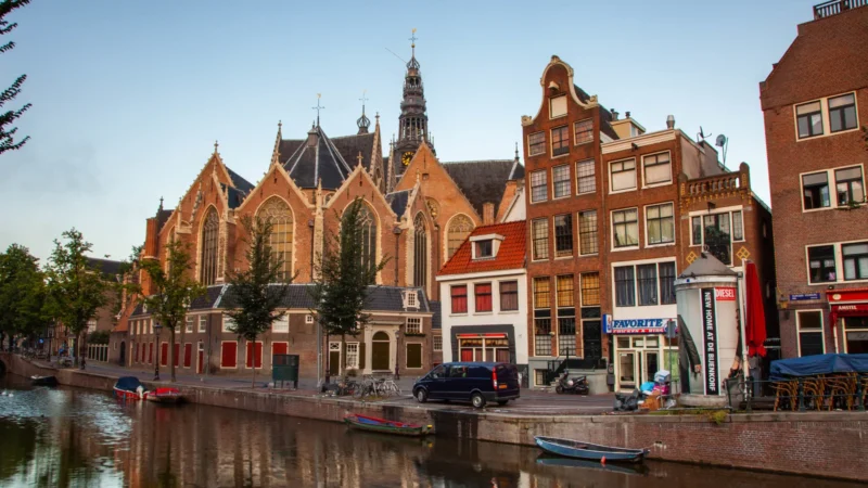 o que fazer em Amsterdam: a Oude Kerk no Red Light District