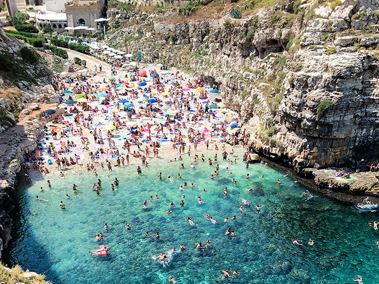 Auge do verão na Puglia: praias cheias, mas vida fica animada