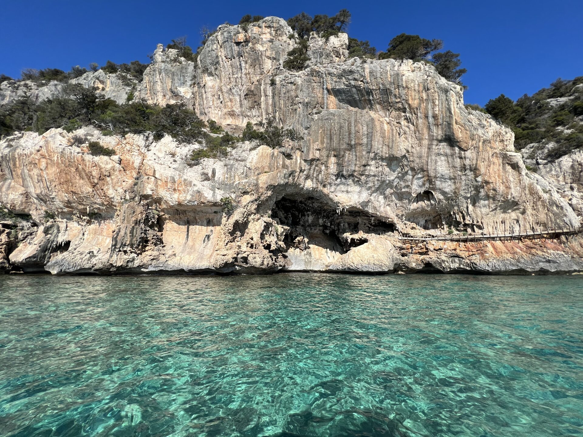 Sardenha: ilha montanhosa com praias de mar muito azul