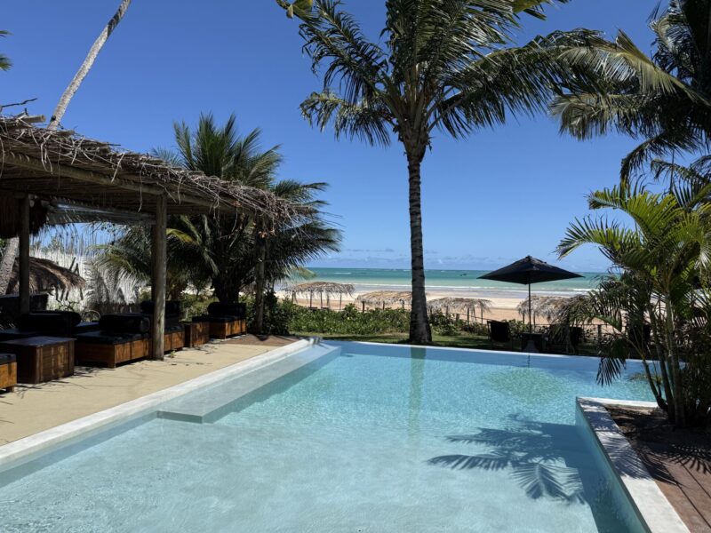 E a piscina na área comum